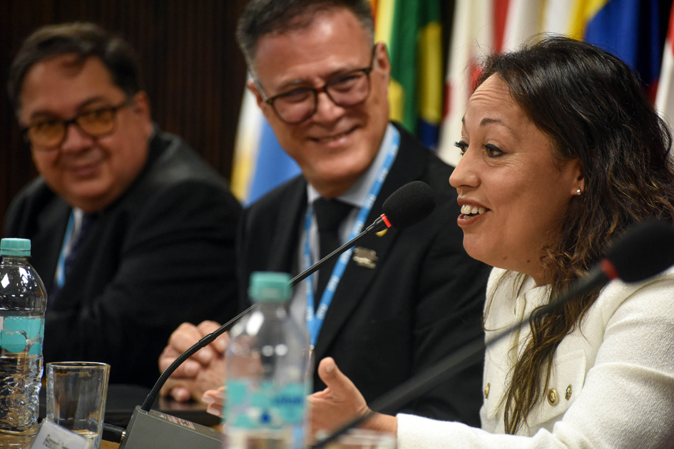 Ministra habla, sonriendo, junto a Siris y Robles