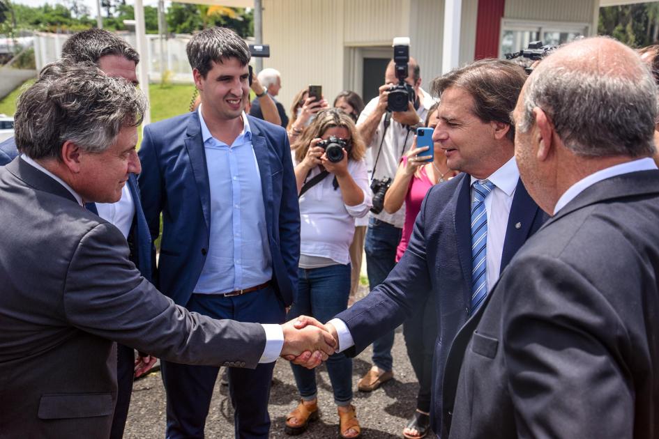 El presidente Luis Lacalle Pou saluda al ministro Omar Paganini