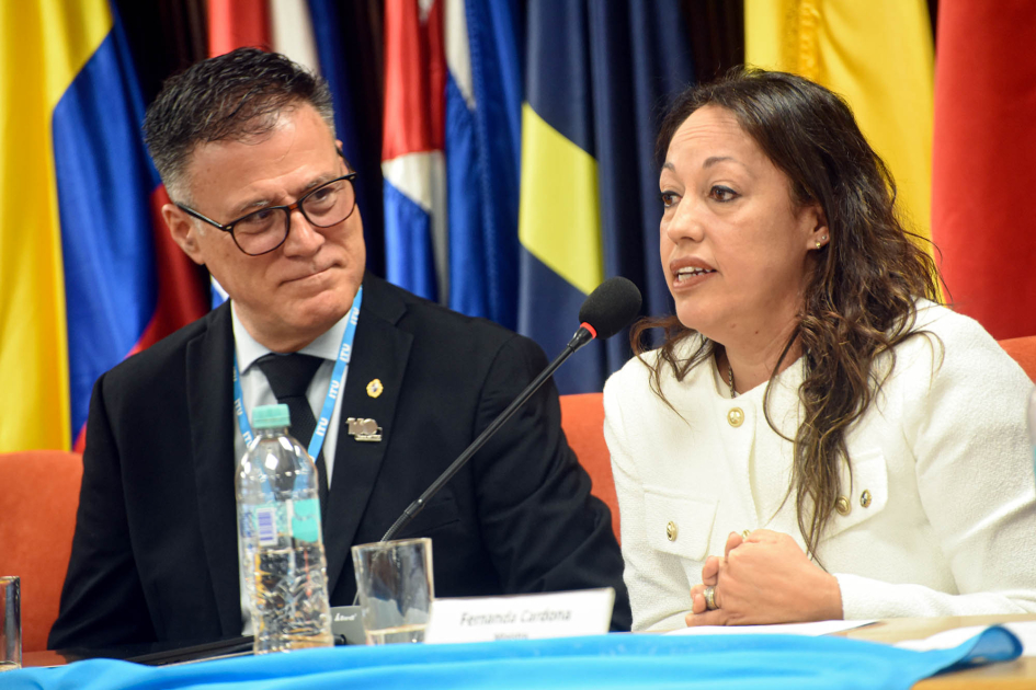 Ministra habla junto a Siris