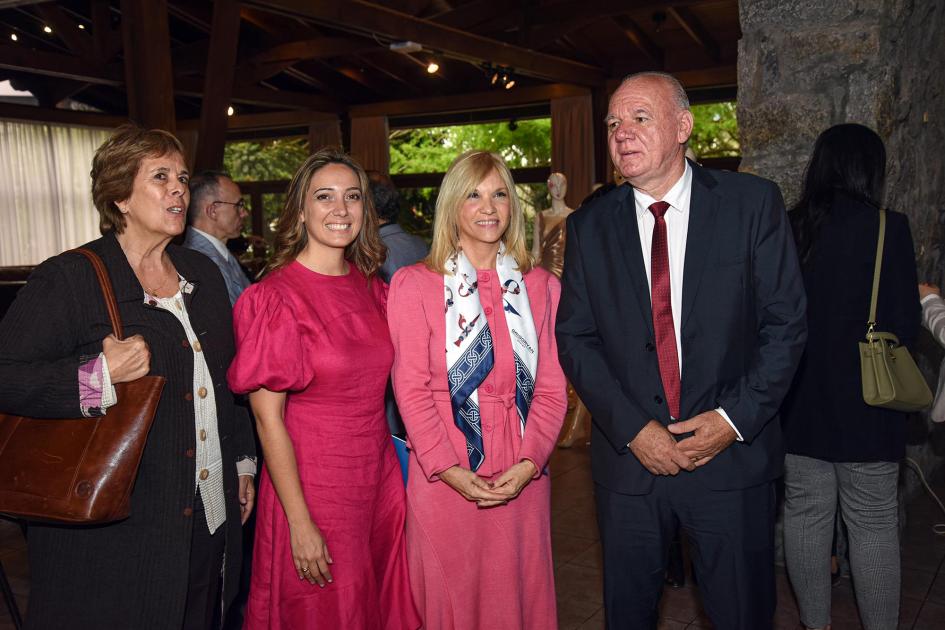 Autoridades y organizadores, antes de la apertura del evento Posan para la cámara Verri, Argimón, Antía y Dauber
