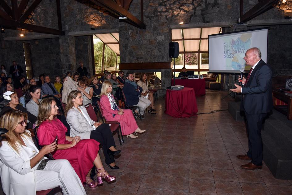 Verri habla ante un auditorio en el que se encuentran autoridades, incluyendo Argimón