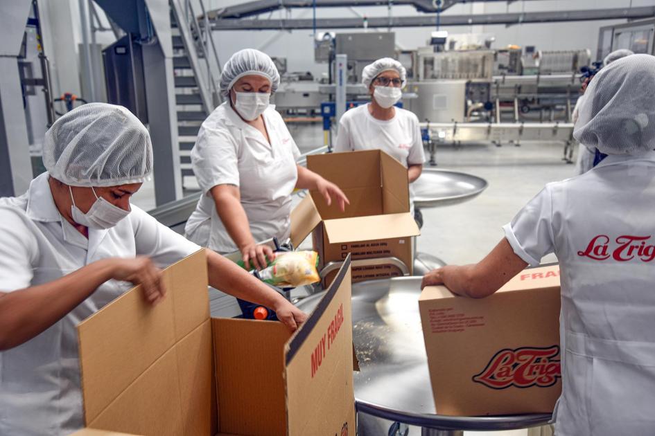 Trabajadoras en la planta de La Trigueña Trabajadoras, con cajas en sus manos, en la planta