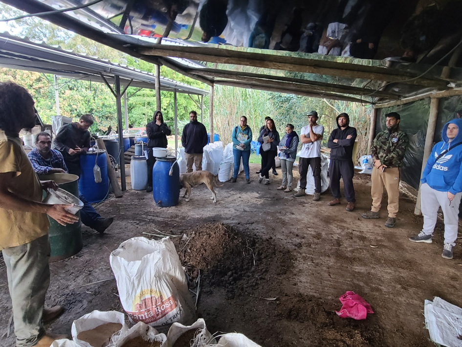 Trabajadores en emprendimiento Ecosativa Trabajadoreshacen ronda en un espacio exterior techado del emprendimiento Ecosativa