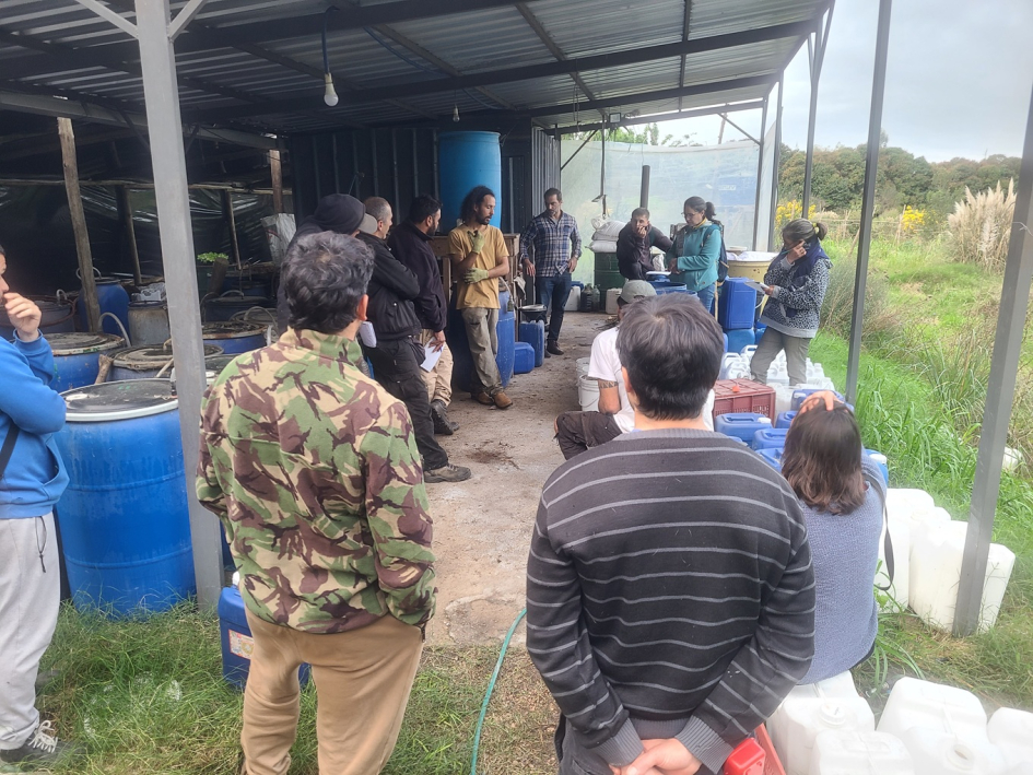 Trabajadores en emprendimiento Ecosativa Trabajadores en espacio exterior del emprendimiento Ecosativa