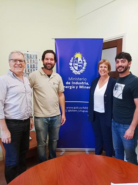 Firma de convenio con Ecosinergia La encargada de Despacho de la Dinapyme junto con los representantes de Ecosinergia