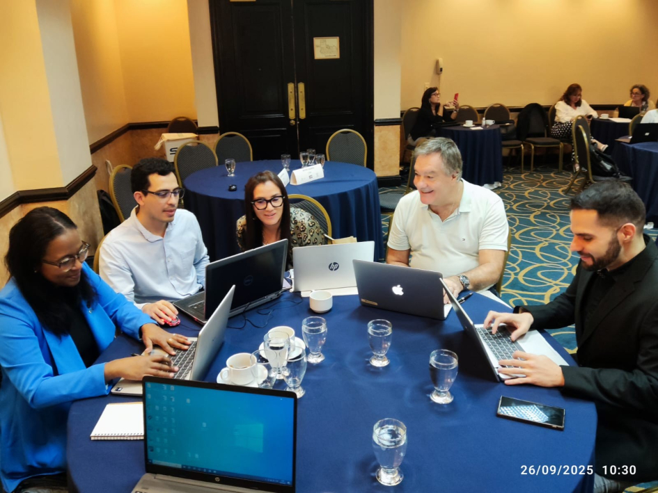 grupo de trabajo alrededor de una mesa