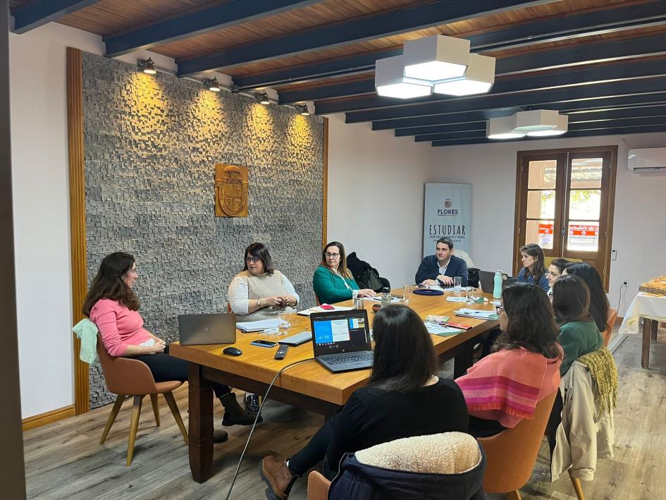 Referentes de los geoparques, del LATU y del MIEM se reunieron para intercambiar Grupo de personas reunidas alrededor de una mesa