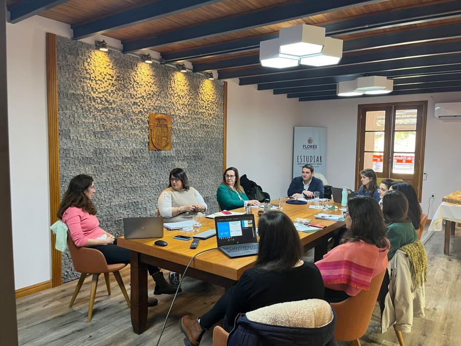 Grupo de personas reunidas alrededor de una mesa