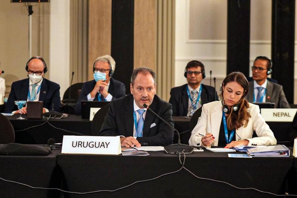 Embajador Álvaro Ceriani y cónsul Karen Meyer Embajador Álvaro Ceriani y cónsul Karen Meyer, sentados; detrás hay otras personas