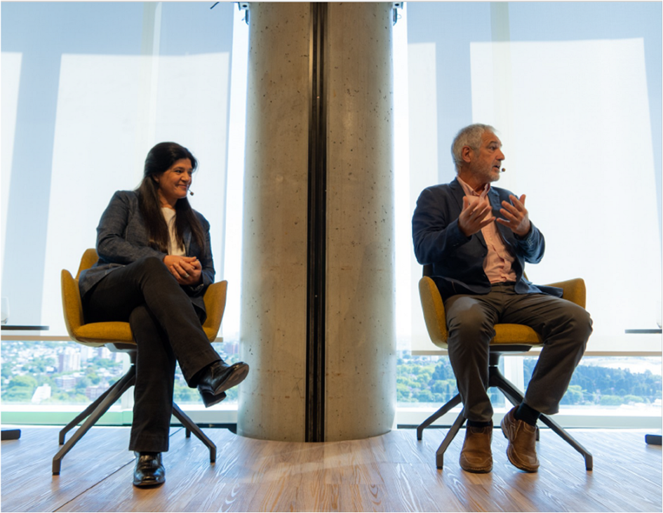 Muestra dos panelistas sentados disertando