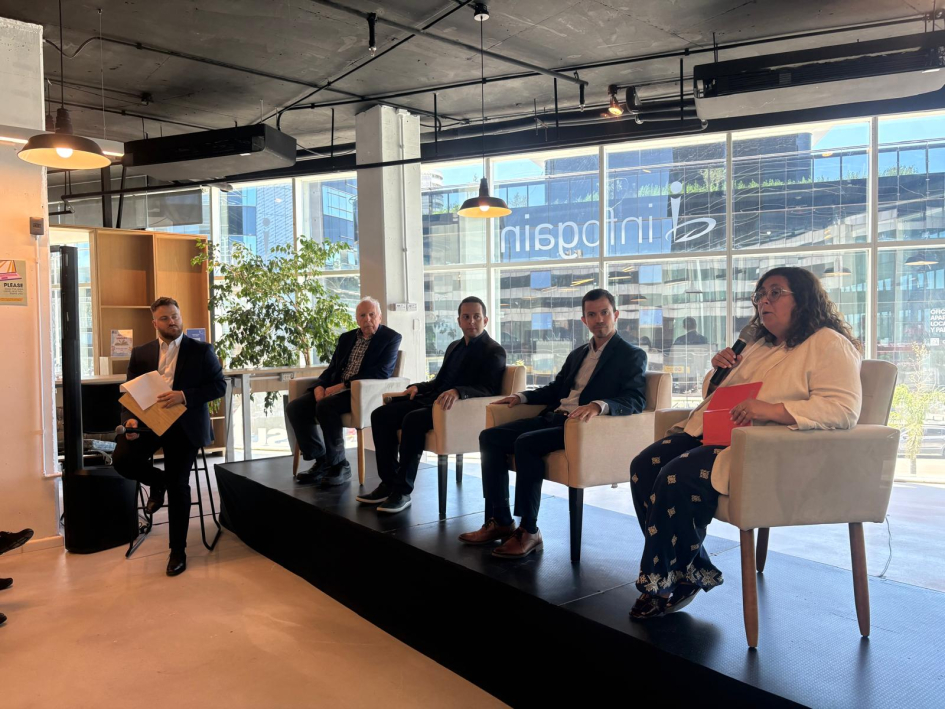 Un panel que unió a los sectores público y privado dialogó sobre IA. (Foto: ANII). Personas sentadas en asientos; detrás, un ventanal