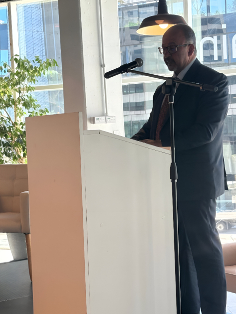 Embajador de la India para Argentina y Uruguay, Ajaneesh Kumar. (Foto: ANII) Kumar habla desde un atril