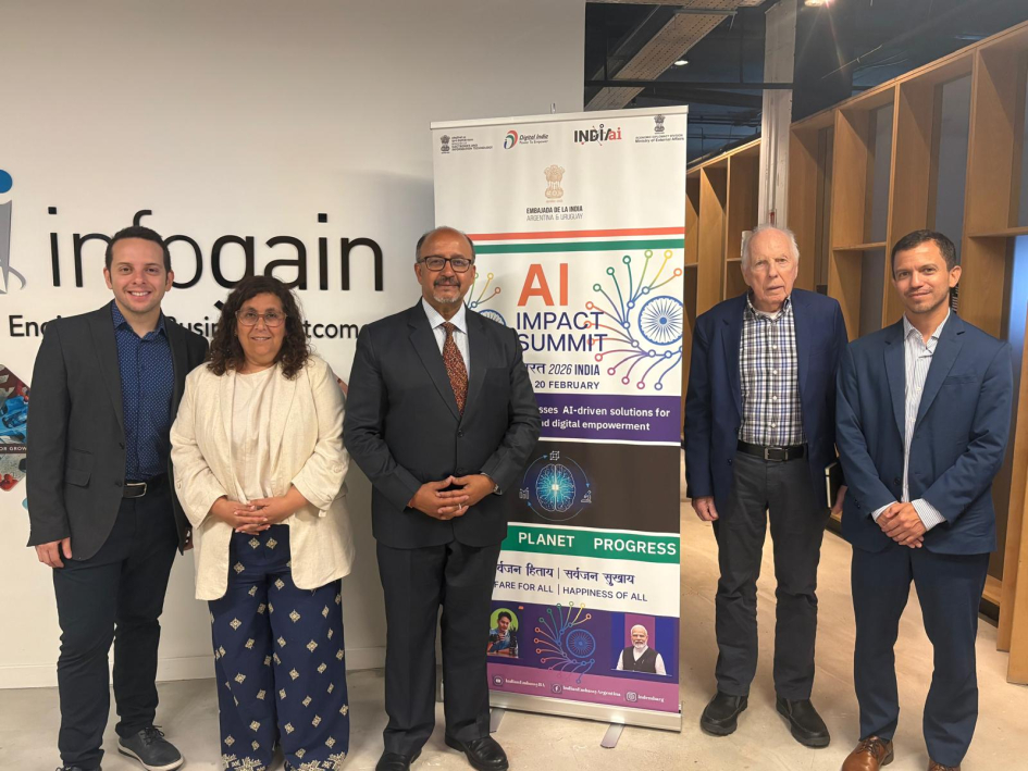 El evento internacional contó con la participación de los sectores público y privado. (Foto: ANII). Cinco personas de pie; detrás, banner