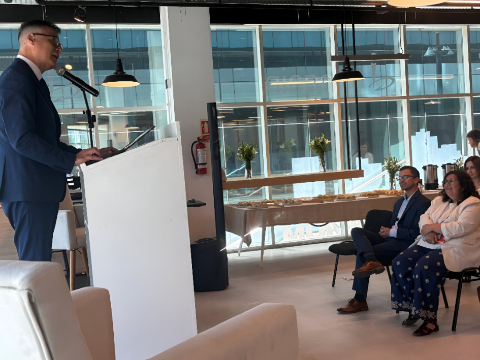 El director Pablo Siris fue uno de los oradores. (Foto: ANII). Siris habla al público desde un atril