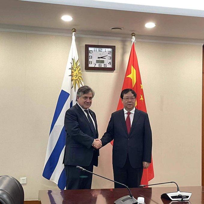 Ministro Omar Paganini y el ministro de Recursos Naturales de China, Wang Guanghua Ministro Omar Paganini y el ministro de Recursos Naturales de China, Wang Guanghua