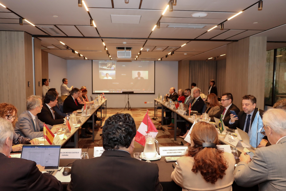 Reunión del FORO Grupo de personas reunidas alrededor de una mesa en "u"