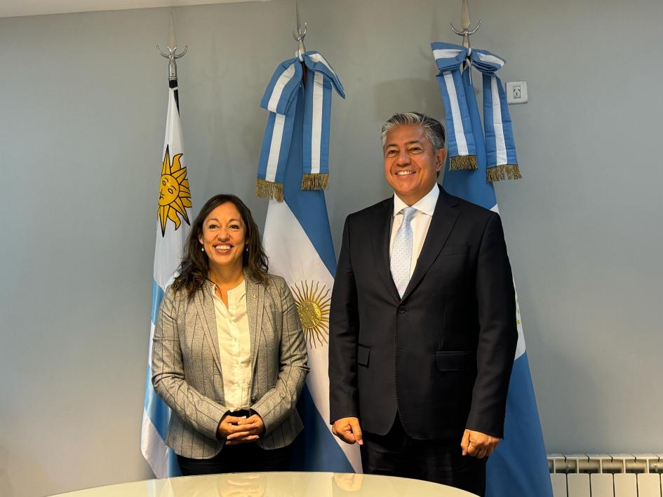 Ministra Fernanda Cardona y gobernador Rolando Figueroa Cardona y gobernador; detrás, banderas