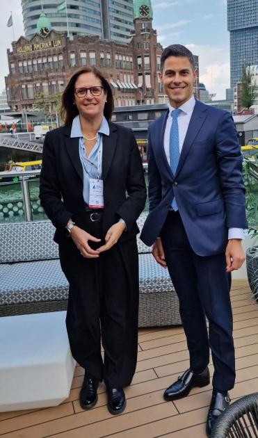 Ministra Elisa Facio y ministro Rob Jetten Ministra junto al ministro neerlandés; están dentro de un barco; al fondo, edificios