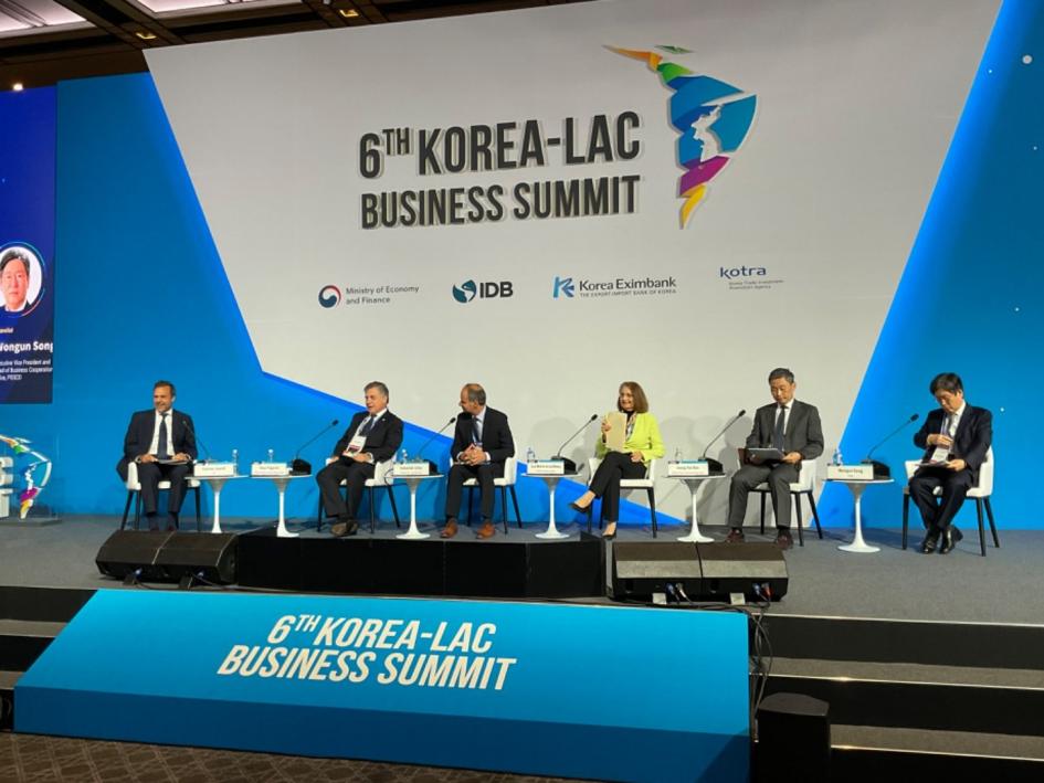 Omar Paganini como expositor en la sexta edición de KoreaLAC Business Summit, organizado por IDB. Omar Paganini como expositor en la sexta edición de KoreaLAC Business Summit, organizado por IDB.
