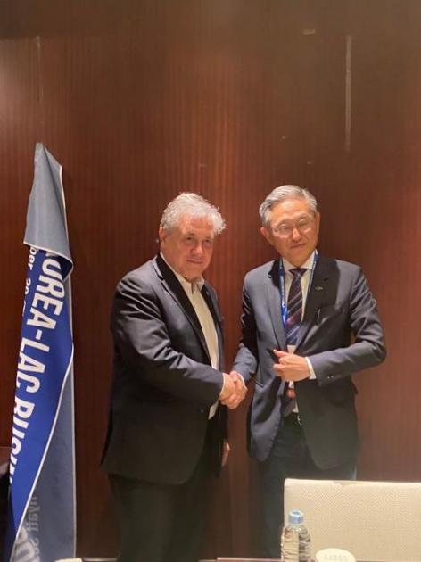 Omar Paganini con el CEO de Born2Global, Jong Kap Kim. Omar Paganini con el CEO de Born2Global, Jong Kap Kim.