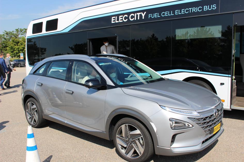 Omar Paganini realizó un test drive en camiones y autos a hidrógeno, en la planta de Hyundai Motors.