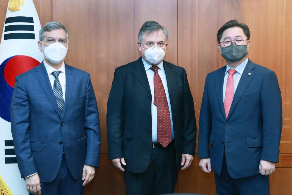 Paganini se reunió con el viceministro Park Il-jun del MOTIE y el embajador uruguayo Pablo Scheiner. Paganini se reunió con el viceministro Park Il-jun del MOTIE y el embajador uruguayo Pablo Scheiner.