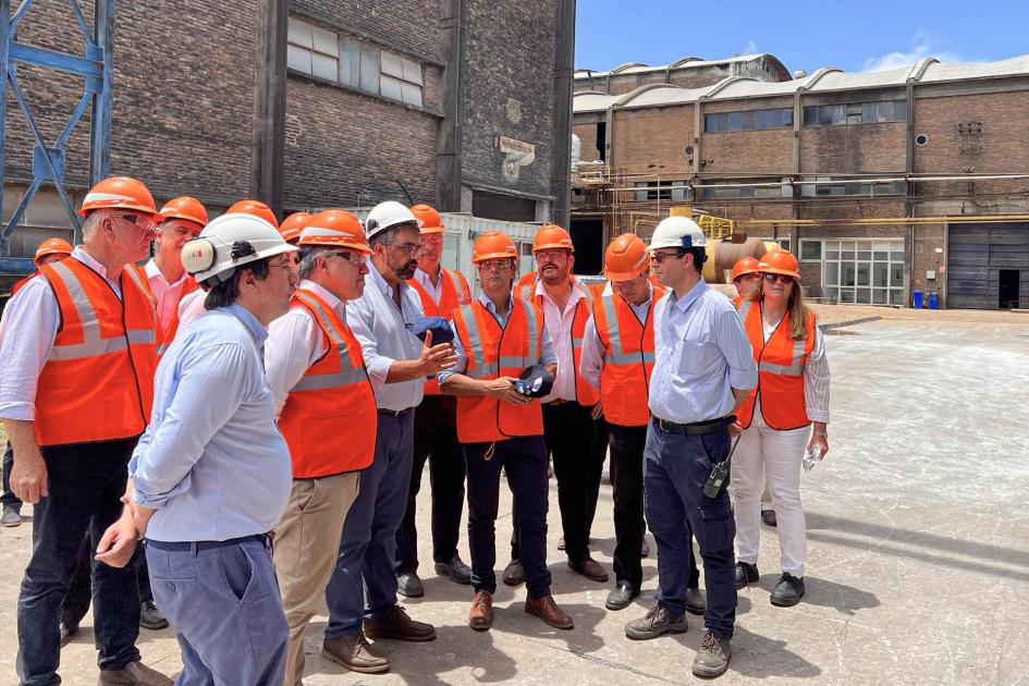 Recorrida por ALUR Bella Unión Grupo de personas con cascos y chalecos naranjas; detrás, edificios