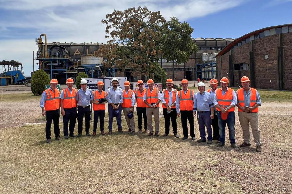 Las autoridades recorrieron el complejo agroindustrial de ALUR Grupo de personas con chalecos naranjas y cascos; detrás, edificios