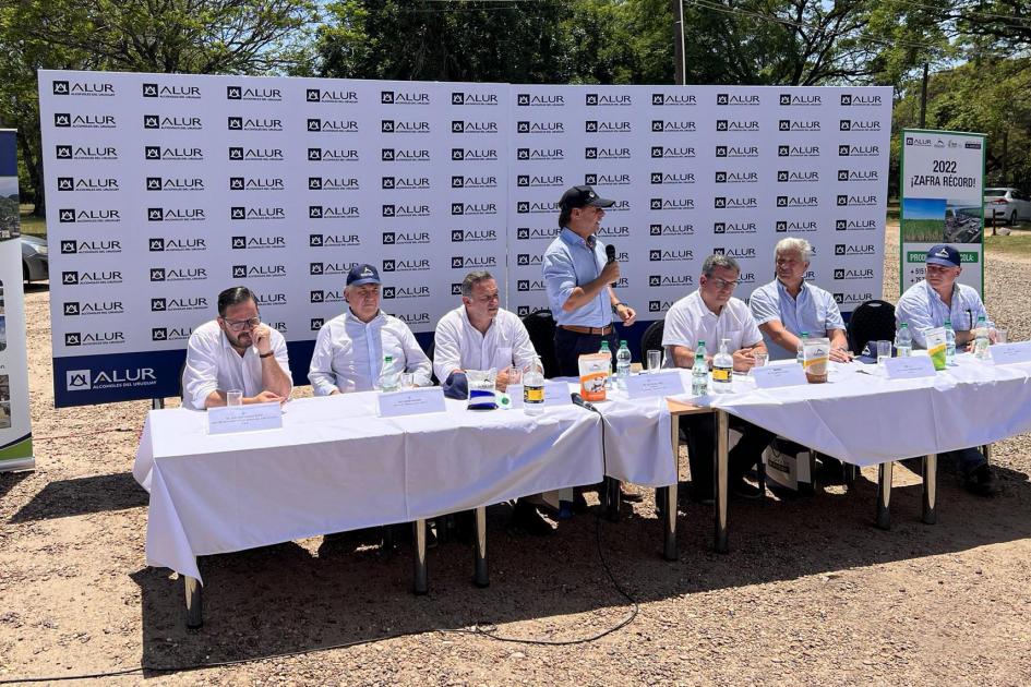 Mesa de autoridades Mesa de autoridades; de pie, habla el presidente Lacalle Pou