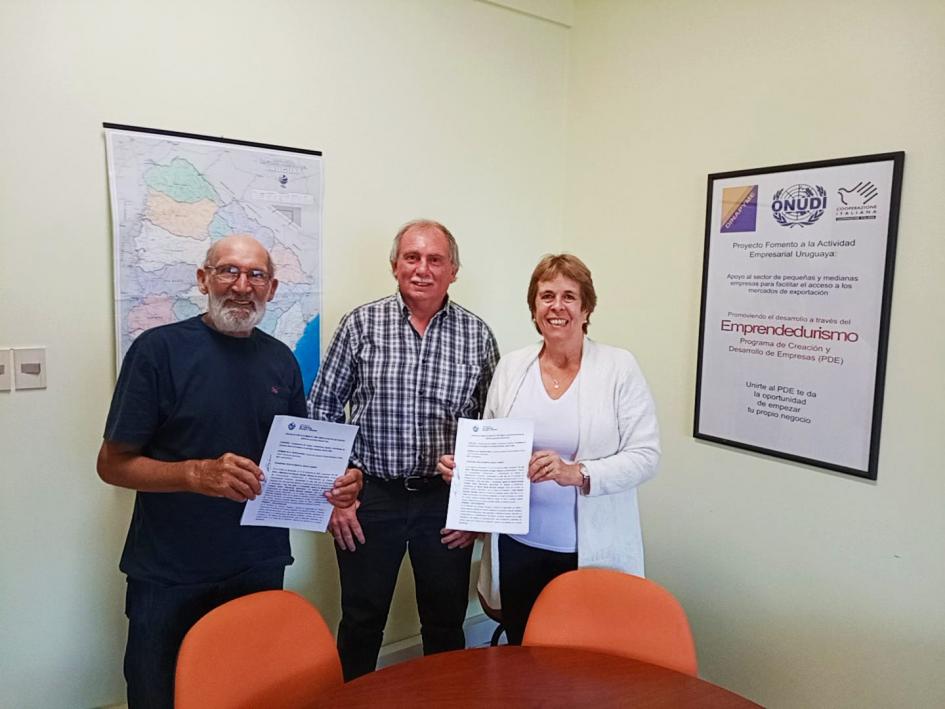 Firma de convenio con CALUVA La encargada de Despacho de la Dinapyme junto con los representantes de CALUVA