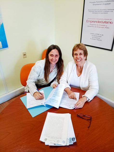 Firma de Convenio Entrebichitos La Encargada de Despacho de la Dinapyme junto con la representante de Entrebichitos