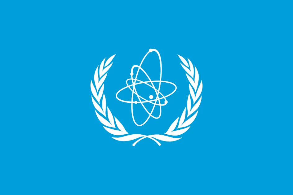 Fondo azul con logo blanco del OIEA