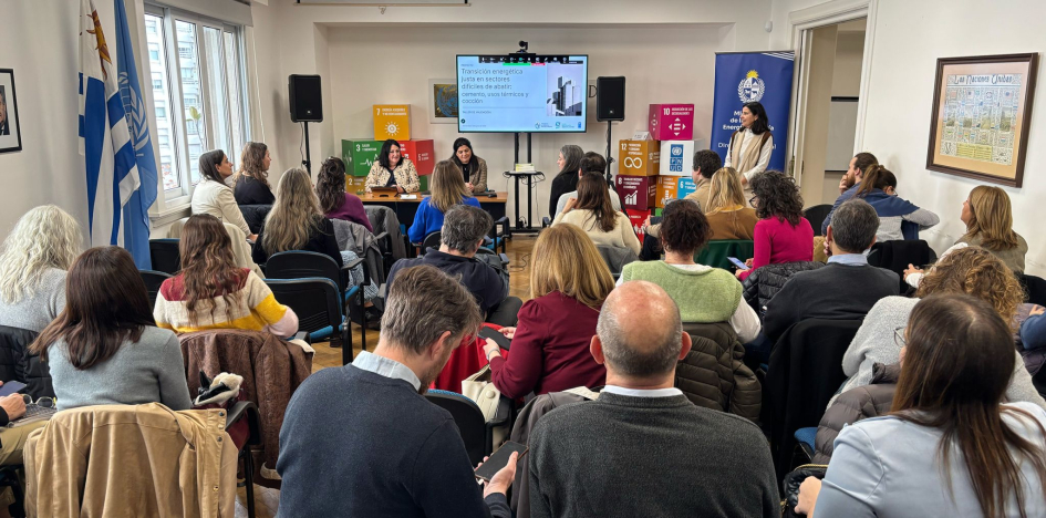 Exposición de directora nacional de Energía, Arianna Spinelli Autoridades en mesa de apertura del evento; más cerca, público, de espaldas