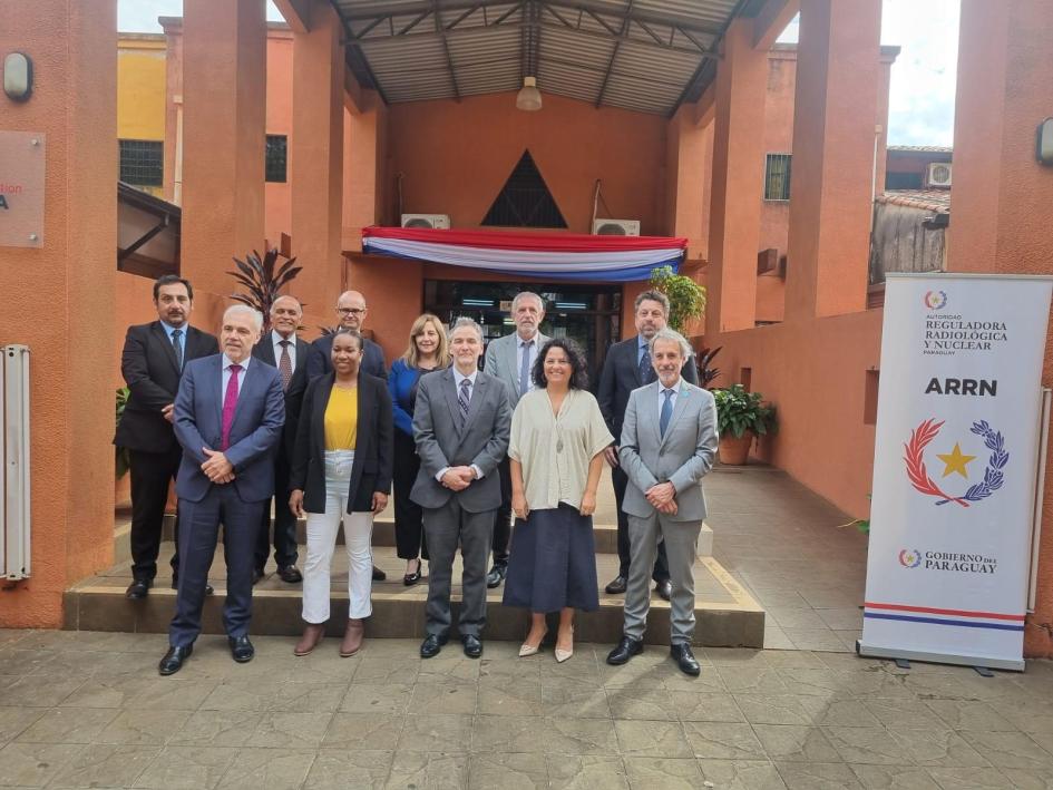 Grupo del Plenario Grupo de personas ubicadas de pie; a un lado, un banner