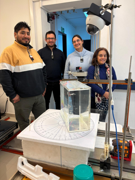 Misión de experto al LSMRI - DINATEN, MIEM personas paradas en el laboratorio de calibraciones