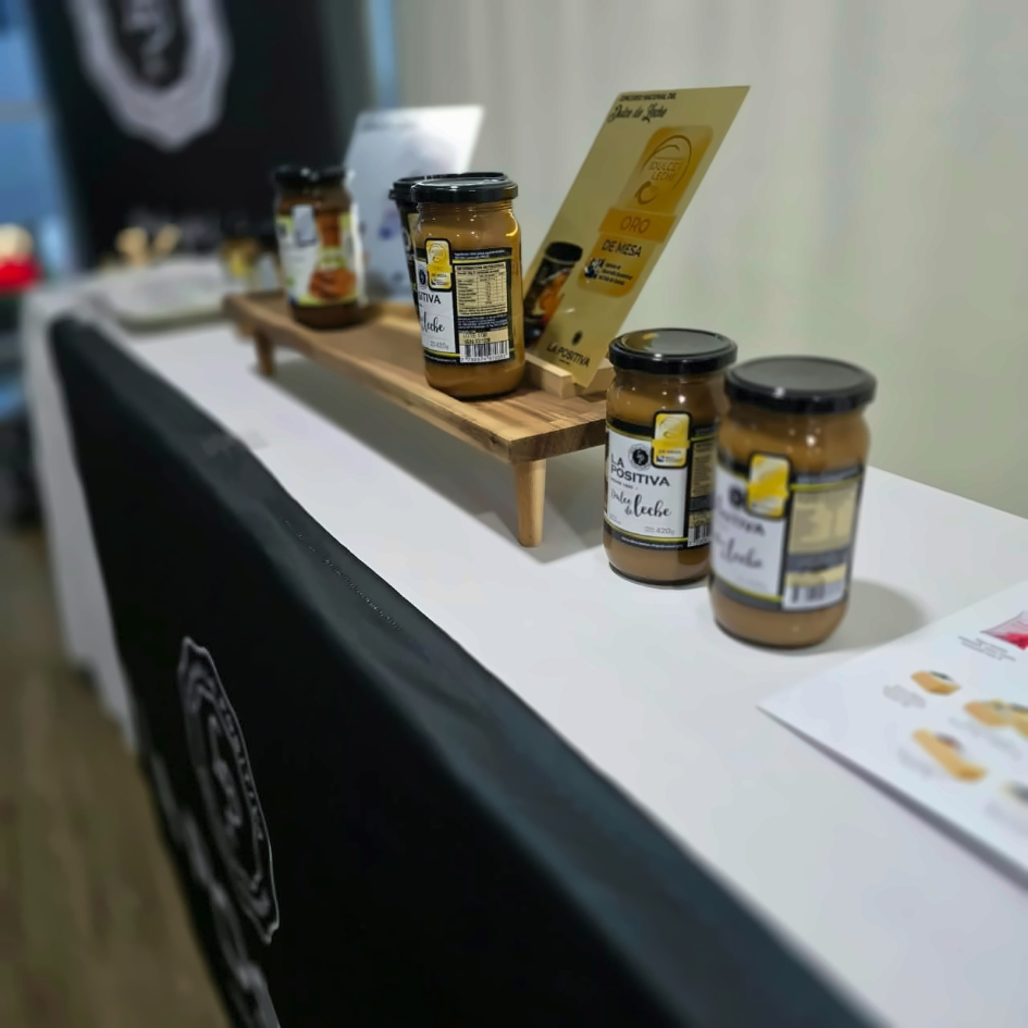 Productos de La Positiva sobre una mesa