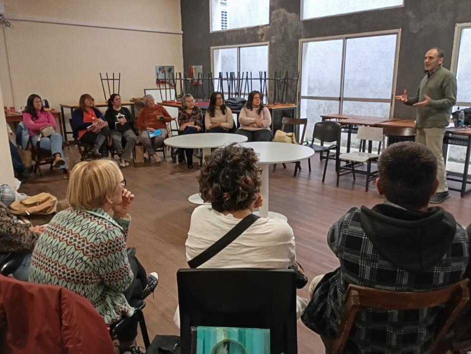 Artesanos participantes del taller Participantes del taller, sentados en una sala