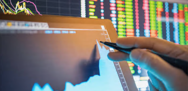 foto economía digital mano con boligrafo tocan una pantalla en la que hay un gráfico