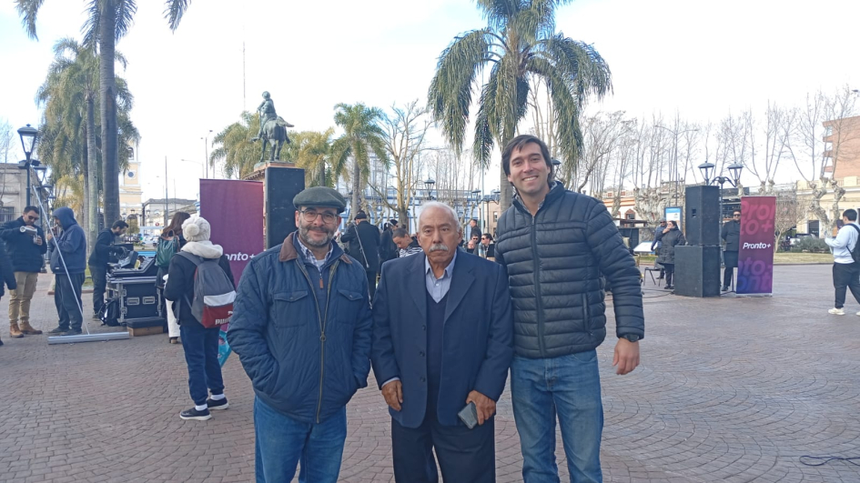 Director de Dinapyme, Luis Inzaurralde, participó del primer Modos Minas Director de Dinapyme y otros dos hombres, en la Plaza Libertad de Minas