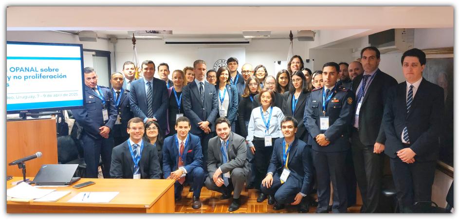 Grupo de participantes y expertos Grupo de participantes del evento ubicadas para la toma de una foto