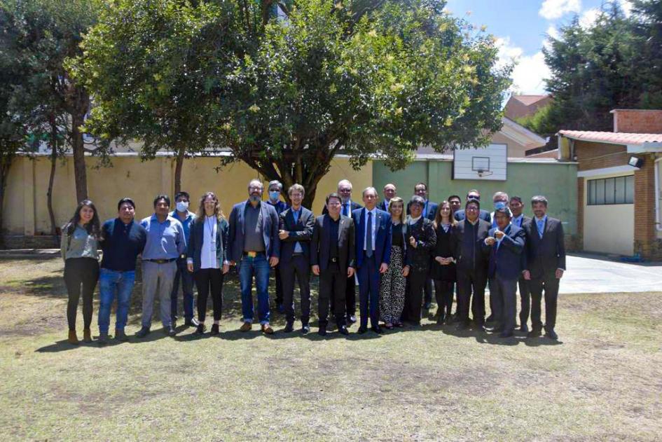 Foto grupal Muchas personas posan para la foto en un espacio abierto