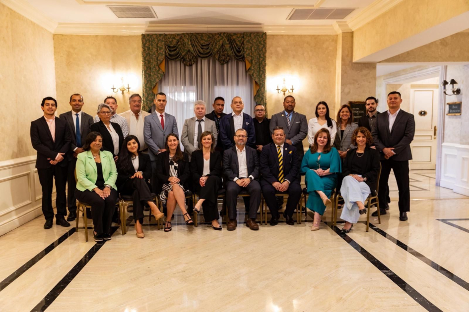 Grupo de personas de pie