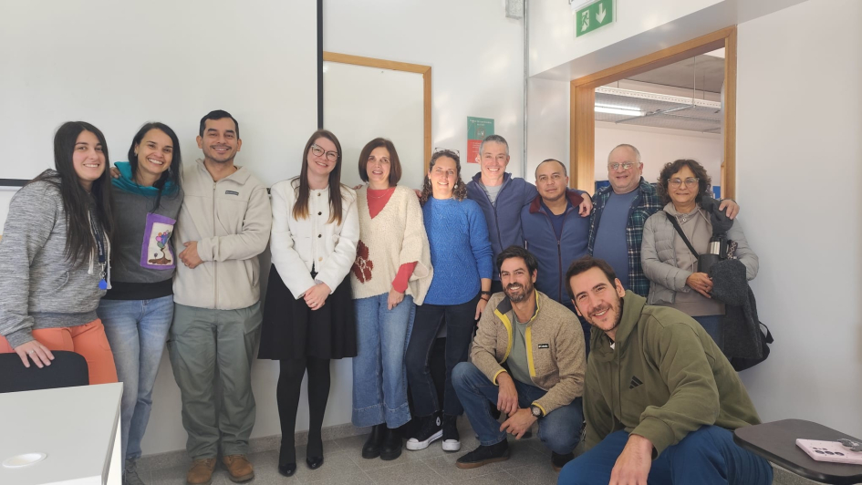 Integrantes del grupo de trabajo en Facultad de Veterinaria Participantes de pie en un salón