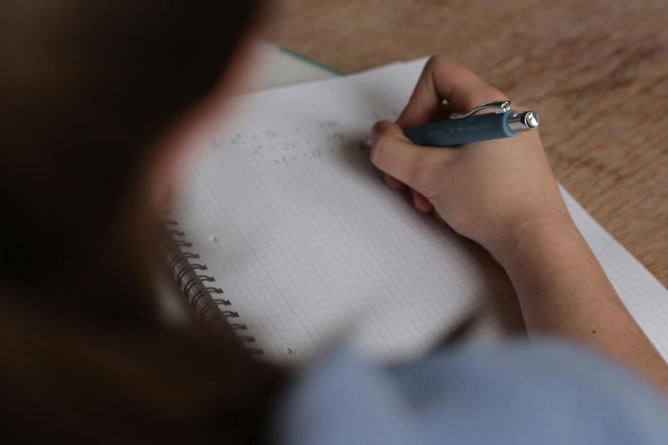 Los interesados en cursar la maestría deberán inscribirse antes del 31 de marzo de 2025. Mano de una persona que toma apuntes en un cuaderno