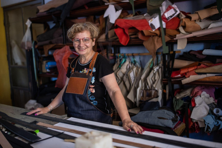 Mujer trabajando en su emprendimiento 