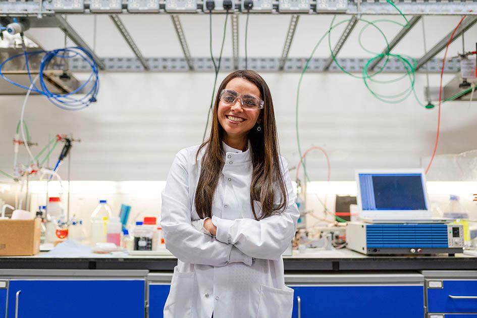 Mujer emprendedora en un laboratorio