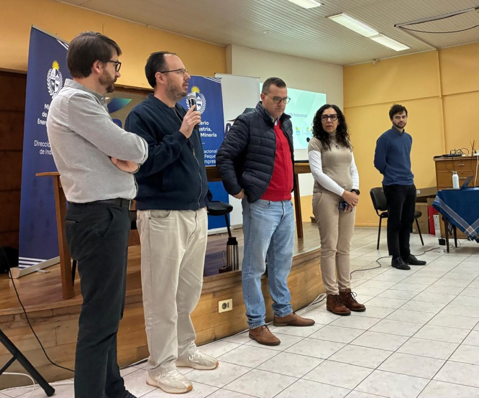 Cinco personas, de pie