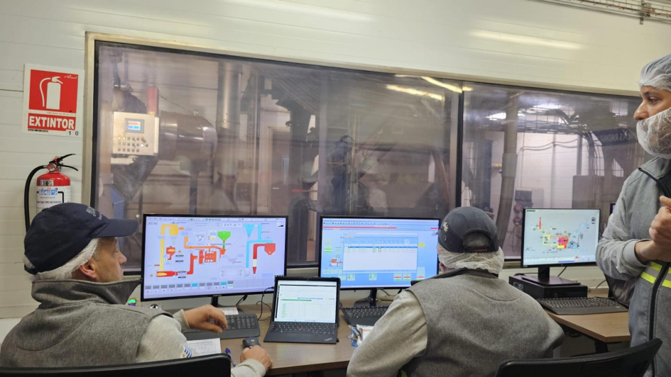 Operarios en tareas de monitoreo