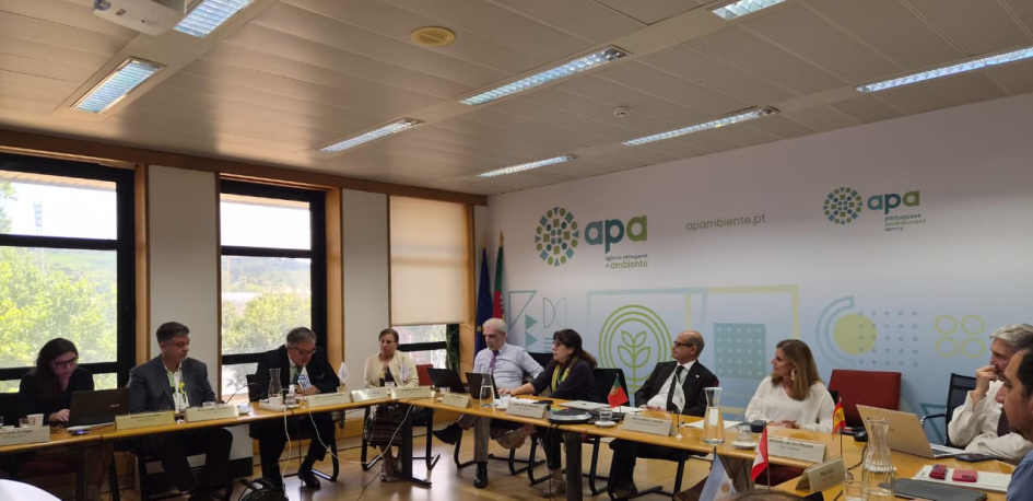 Grupo de asistentes al FORO Grupo de trabajo alrededor de una mesa en forma de "u"