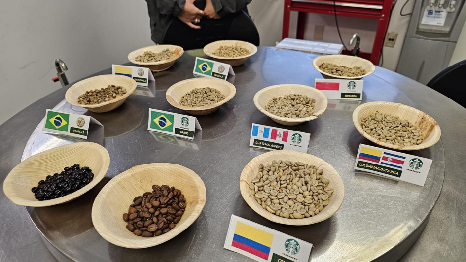 Granos de café sobre una mesa